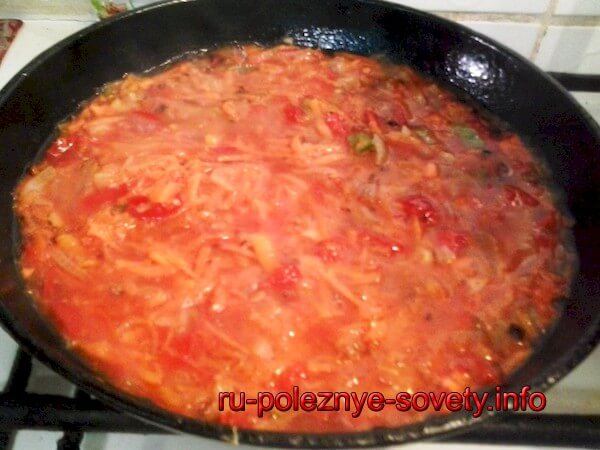 Влейте к овощам томатный сок, тушите 7-10 минут на малом огне под закрытой крышкой