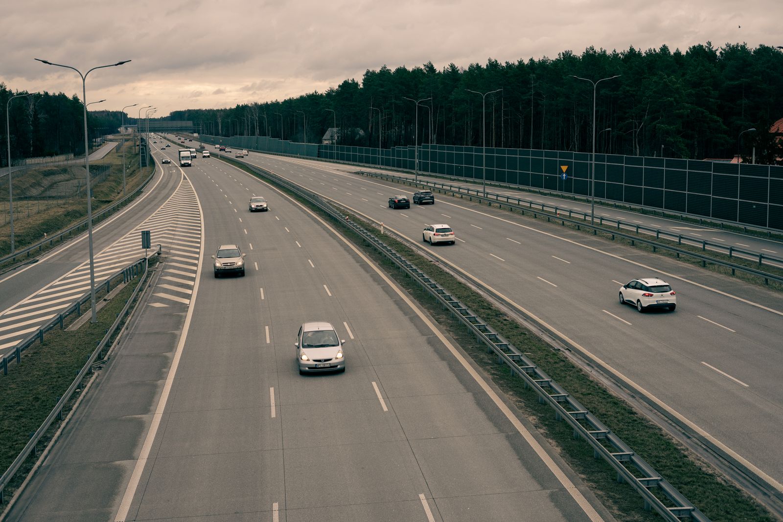 Движение по многополосной автомагистрали в Польше