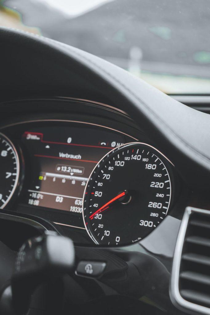 Панель автомобиля со спидометром