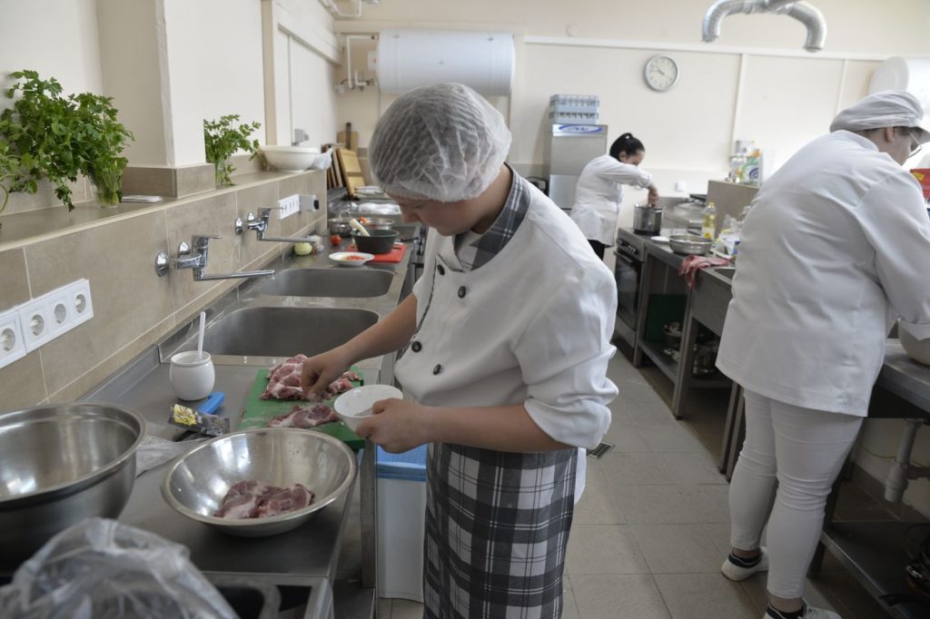 Ученики осваивают профессию на практическом занятии