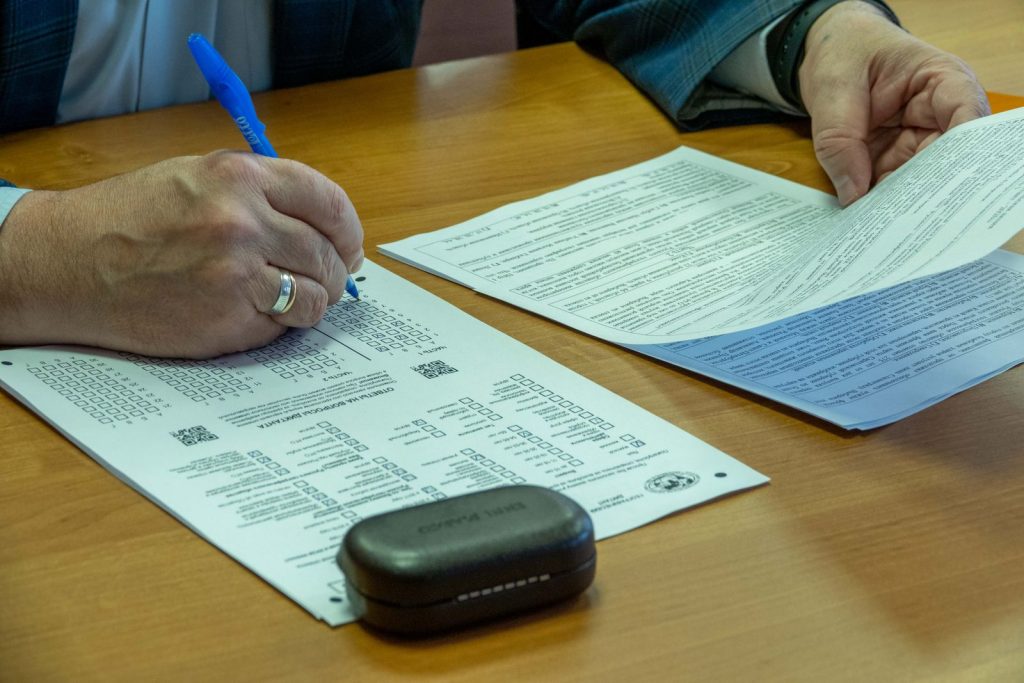 Человек заполняет заявление на пособие ZUS